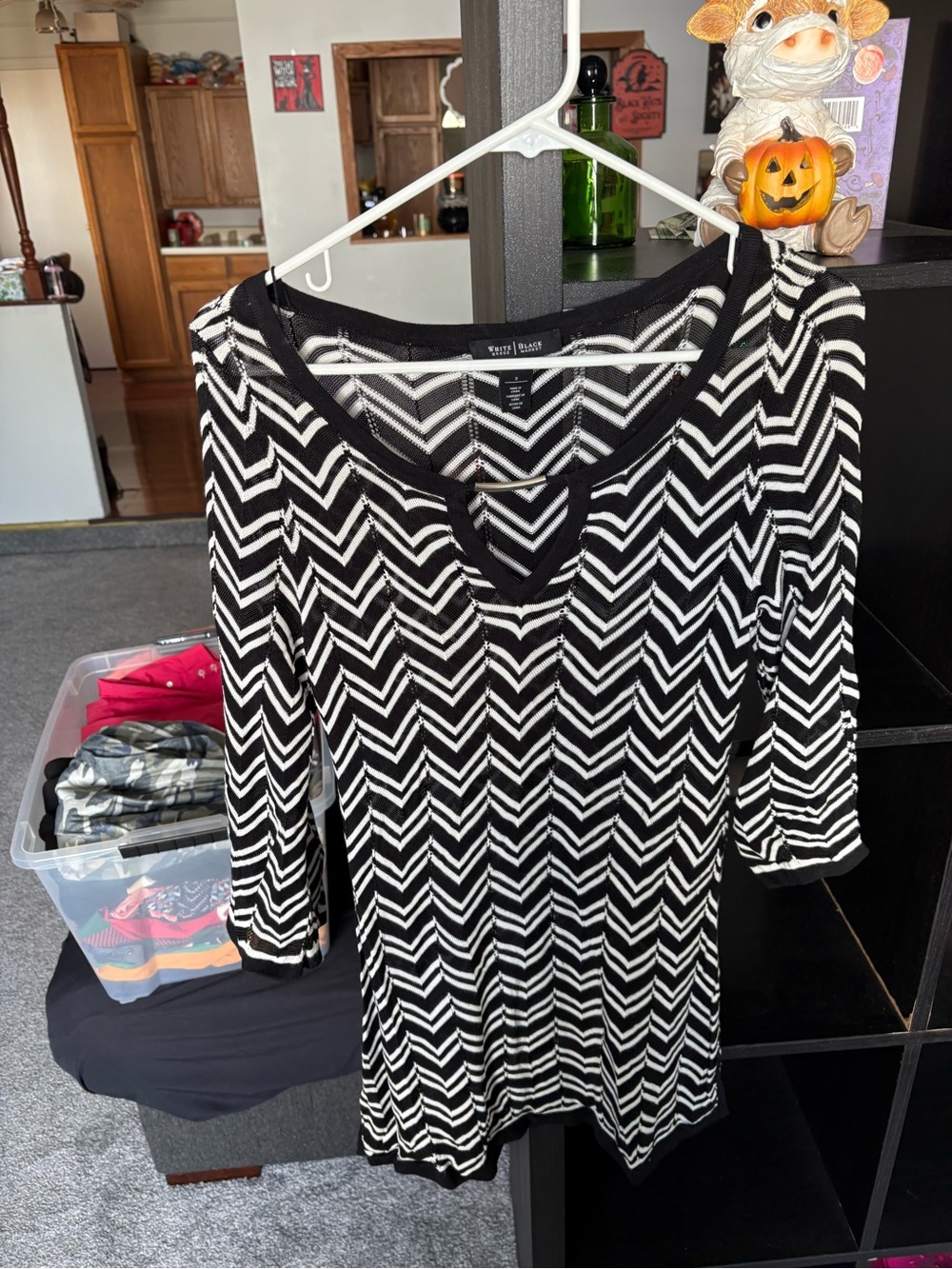 White House Black Market Black & White Chevron Keyhole Long Sleeve dress